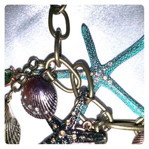 Gorgeous Traci Lynn seashell and starfish necklace